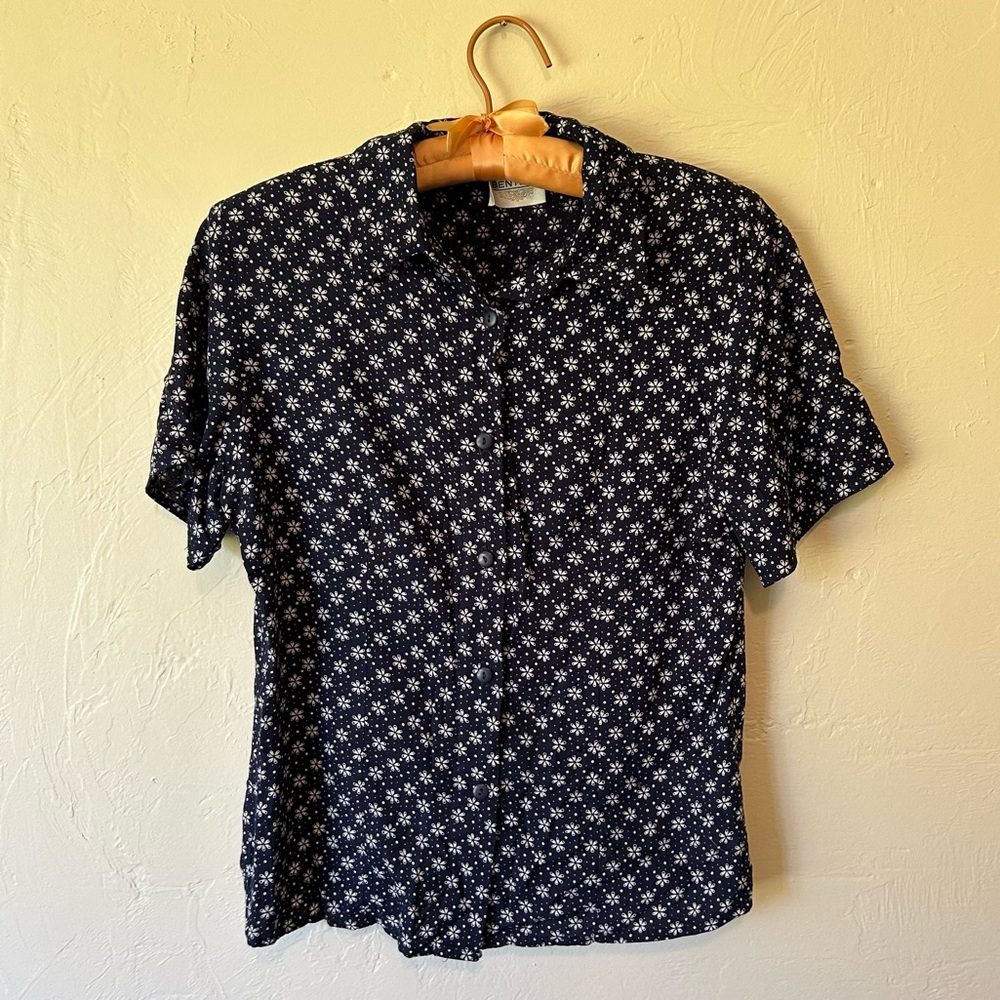 Vintage blue and white floral top from Bentley💐